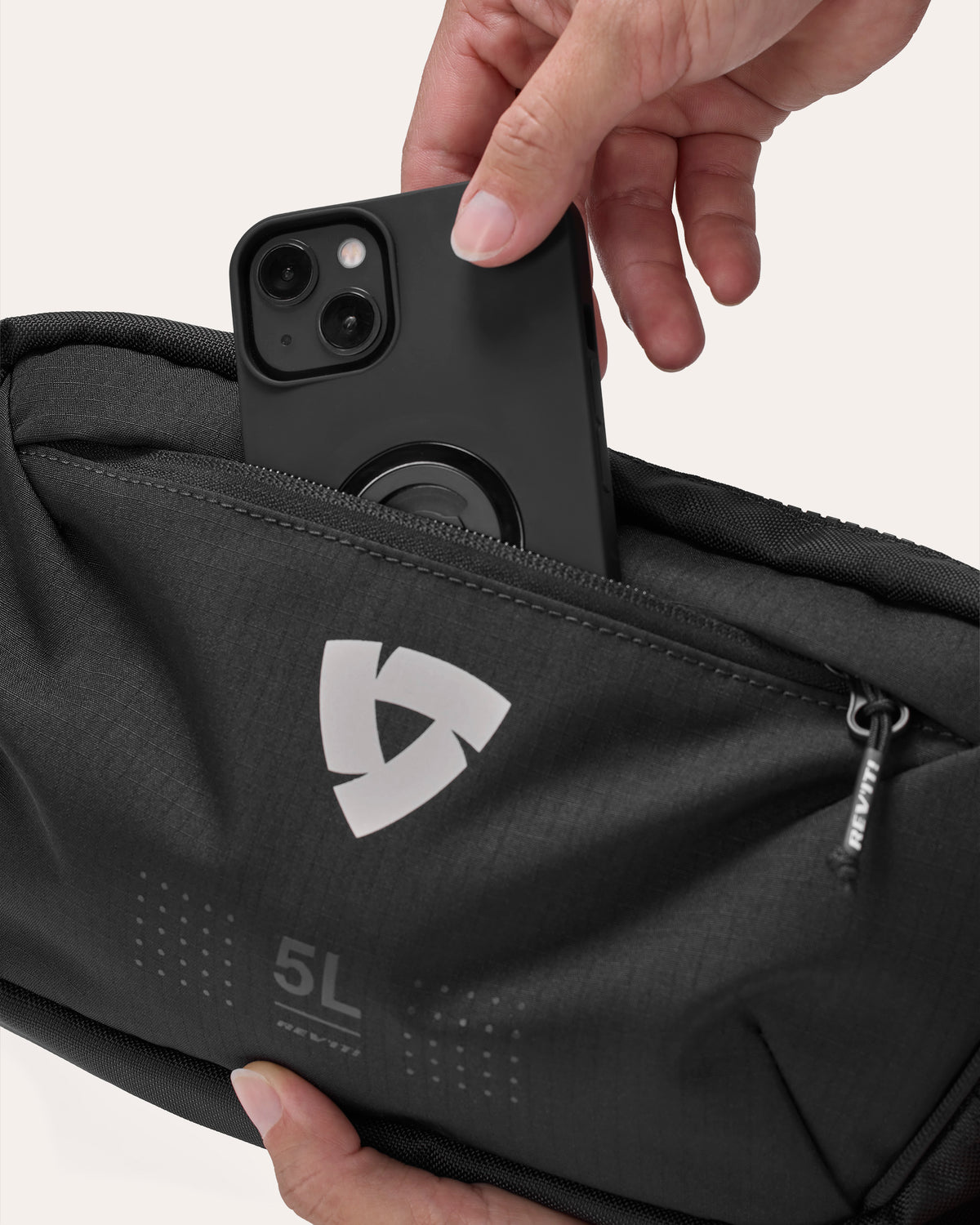 Zipper-closured pocket