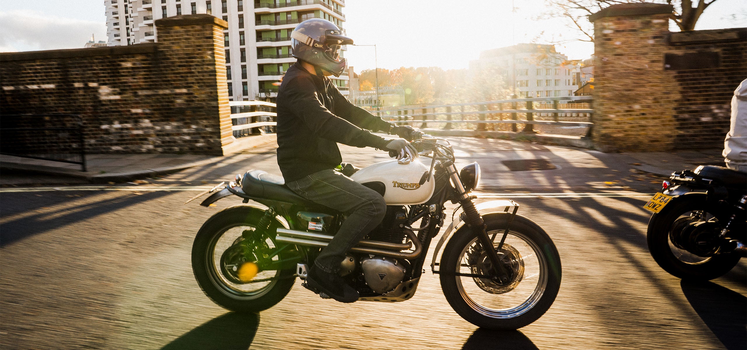 バイクライフが変わる！ヨーロッパ流カフェカスタムスタイルとベル