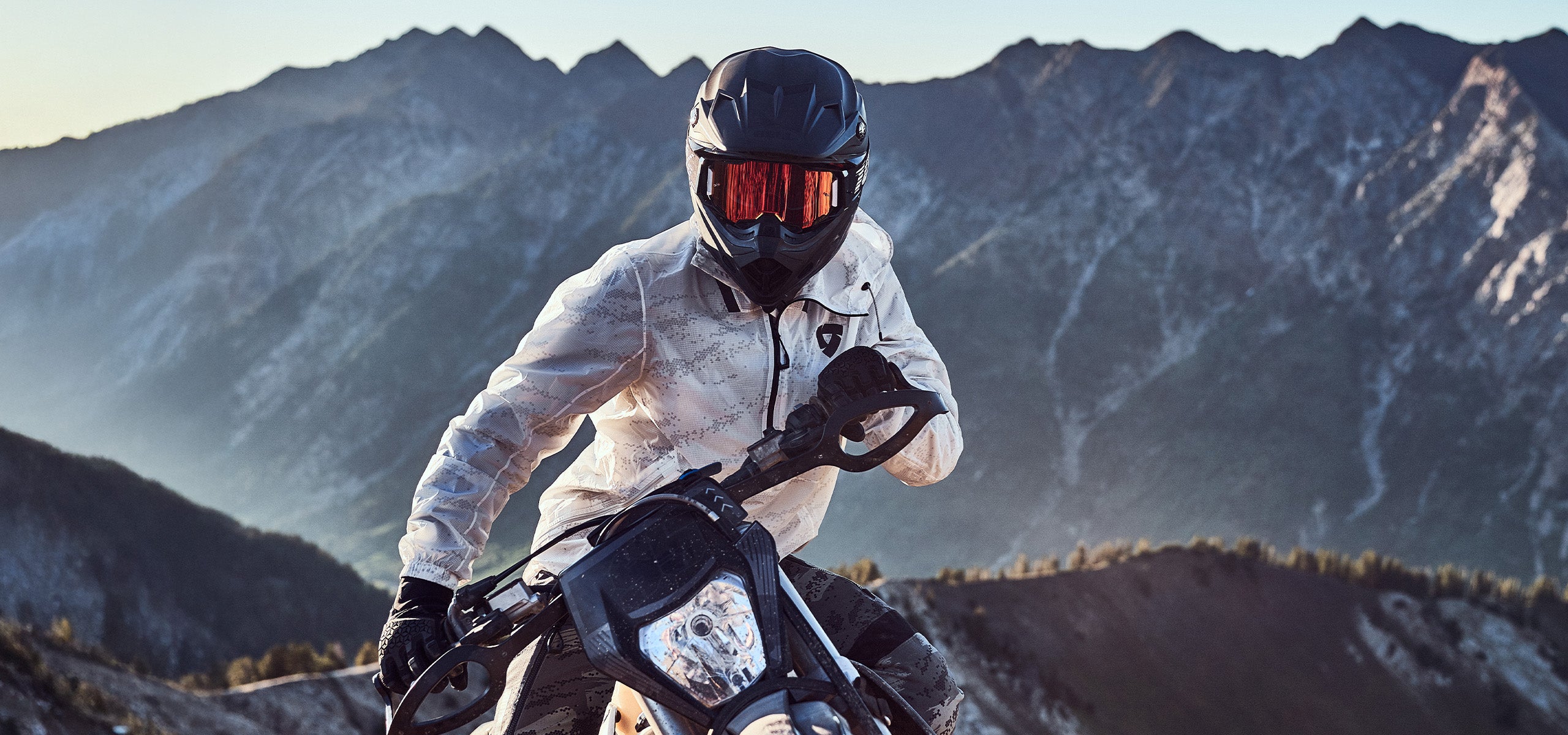BARRIER MOTORCYCLE RAIN SMOCK | Waterproofing off-road. – REV'IT